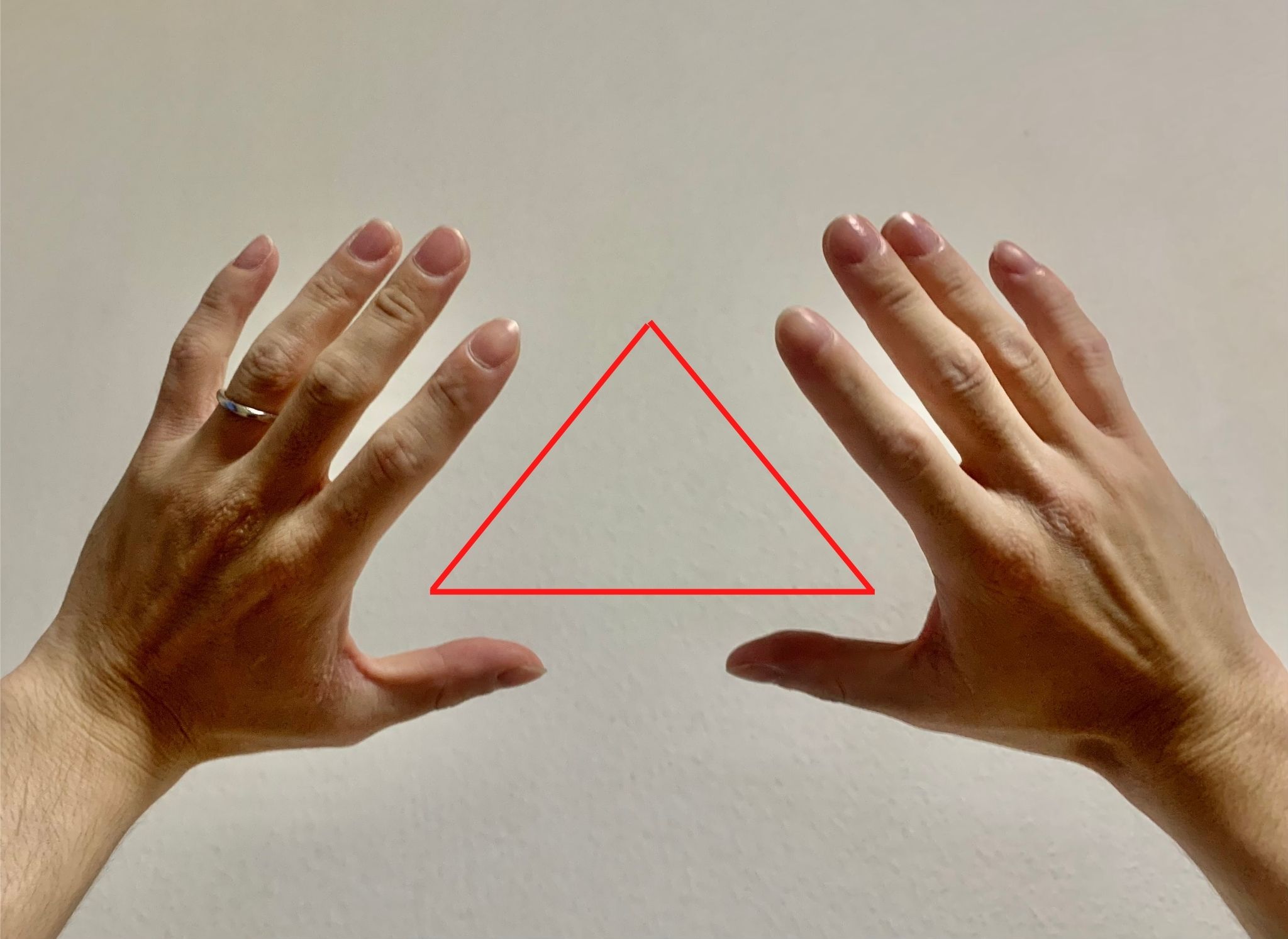 手で三角形を作る